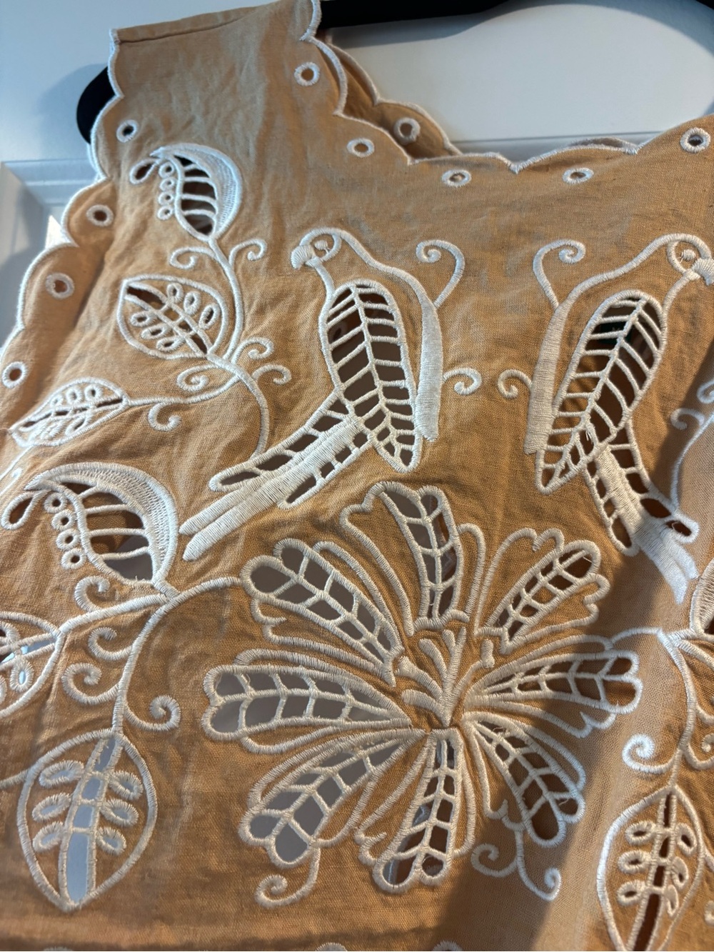 Farm Rio cropped scalloped Broderie anglaise linen blend top - Picture 4 of 6